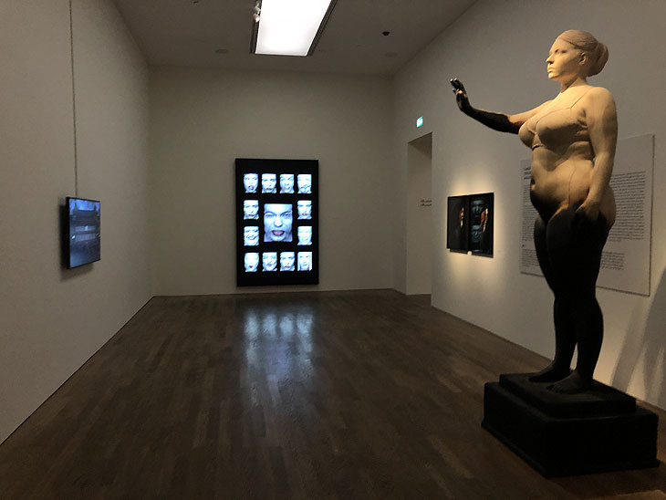 "Skulptur Eine Armlänge Abstand" Erwin Olaf. Unheimlich schön - Ausstellung in der Kunsthalle München (©Foto: Martin Schmitz)